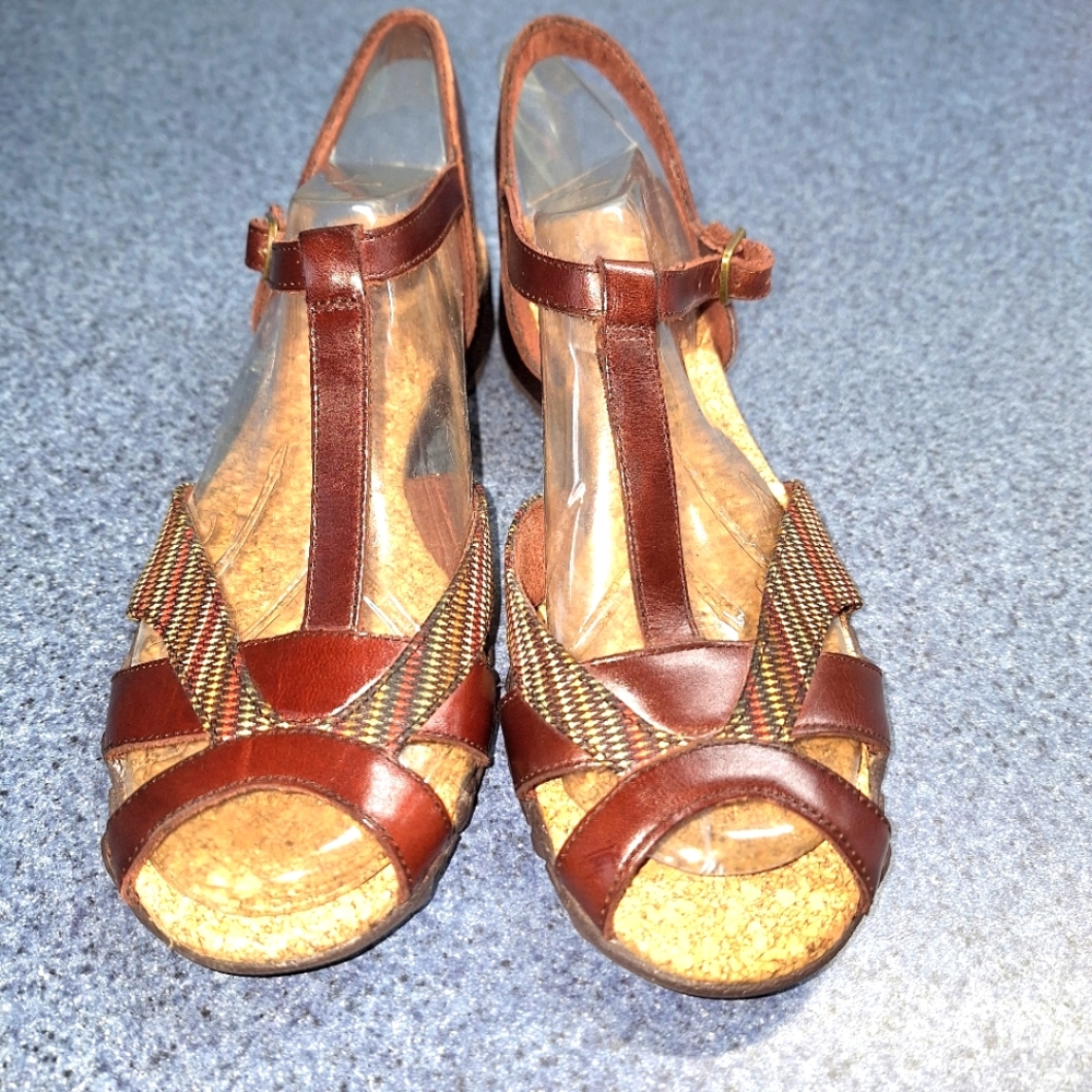 Skechers Strappy Leather Open Toed Wedge Sandal, size 7, NWOT